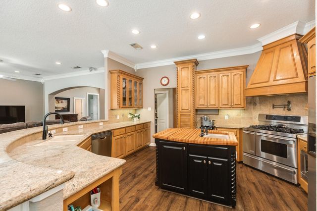 607 Walnut Street, Lake Jackson, TX 77566