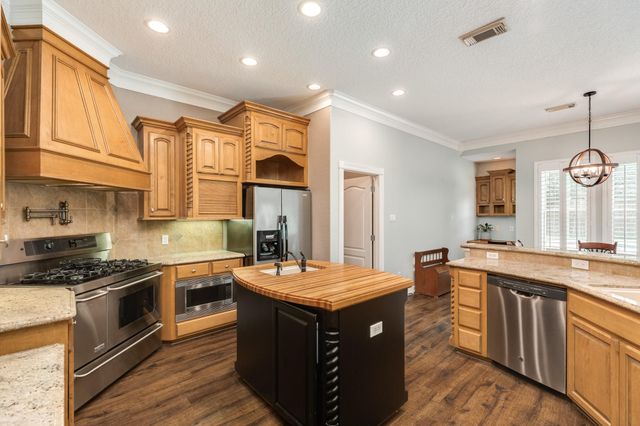 607 Walnut Street, Lake Jackson, TX 77566