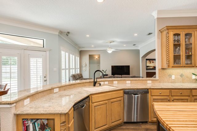 607 Walnut Street, Lake Jackson, TX 77566