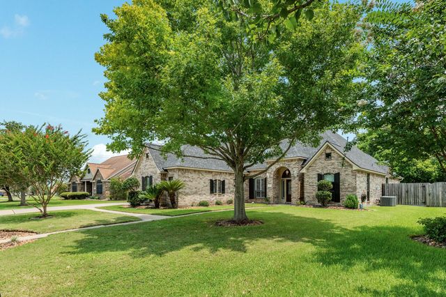607 Walnut Street, Lake Jackson, TX 77566