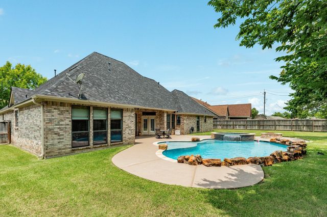 607 Walnut Street, Lake Jackson, TX 77566