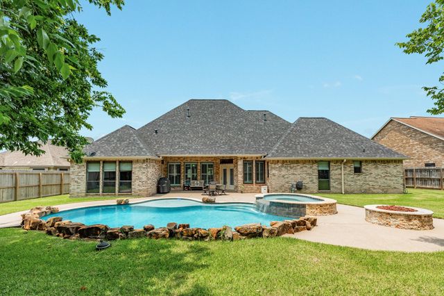 607 Walnut Street, Lake Jackson, TX 77566