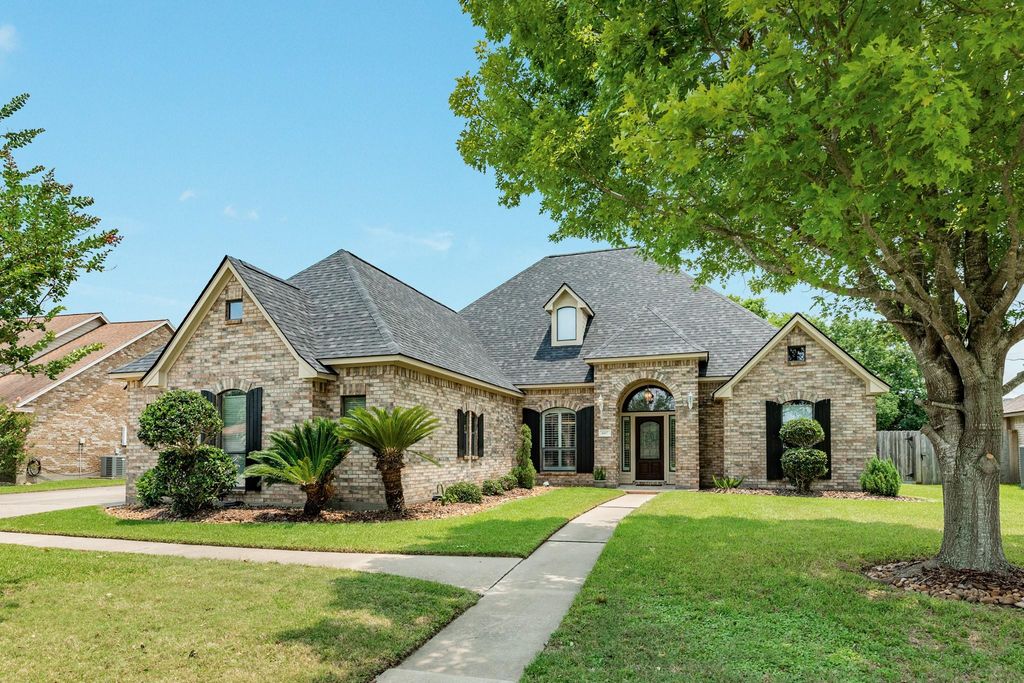 607 Walnut Street, Lake Jackson, TX 77566
