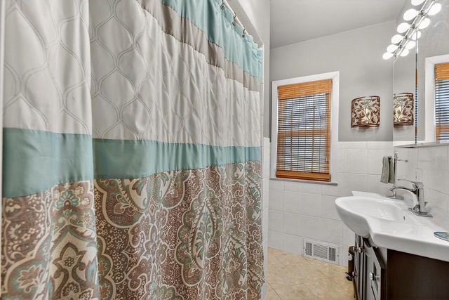 2315 S Lombardy LANE, New Berlin, WI 53151