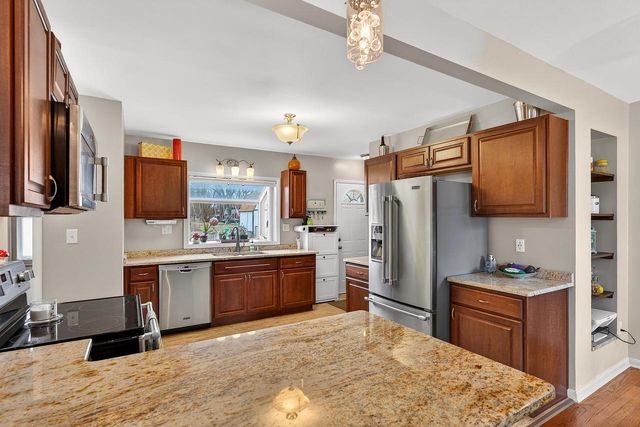 2315 S Lombardy LANE, New Berlin, WI 53151