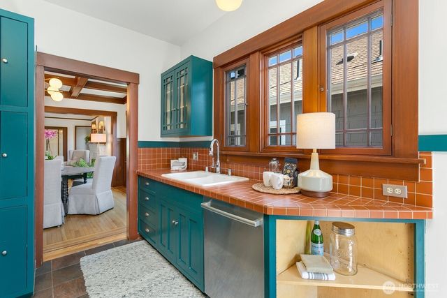 4329 5th Avenue NE, Seattle, WA 98105