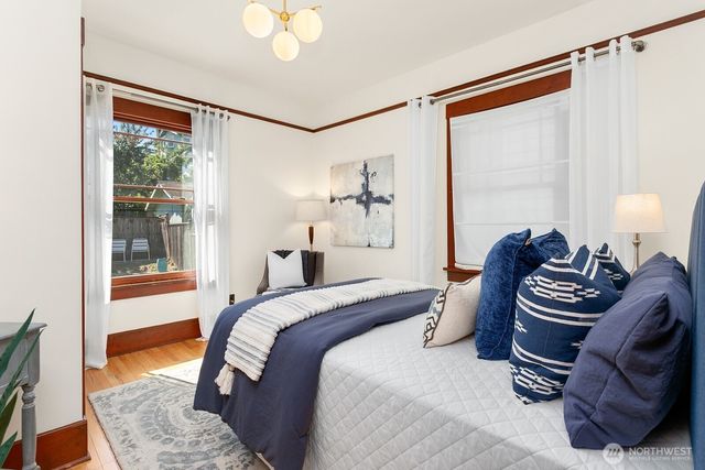4329 5th Avenue NE, Seattle, WA 98105