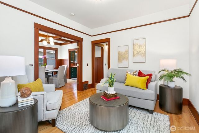 4329 5th Avenue NE, Seattle, WA 98105