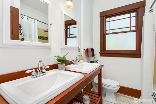 4329 5th Avenue NE, Seattle, WA 98105