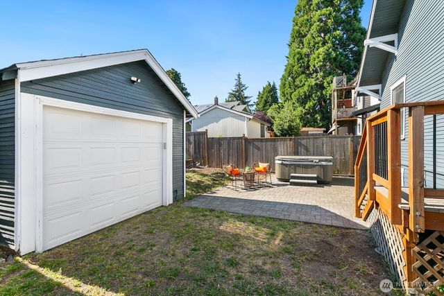 4329 5th Avenue NE, Seattle, WA 98105