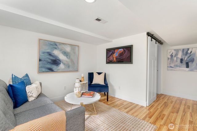 4329 5th Avenue NE, Seattle, WA 98105