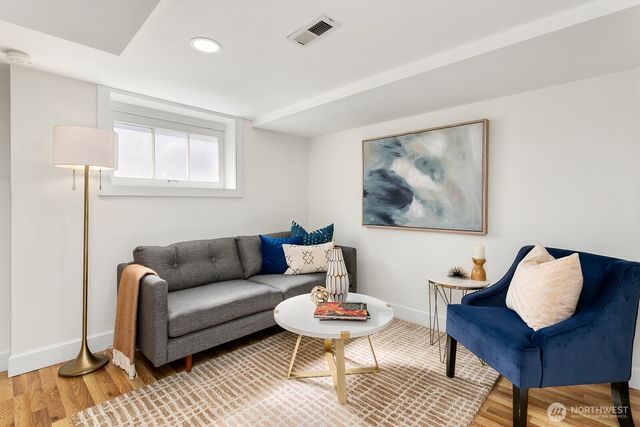 4329 5th Avenue NE, Seattle, WA 98105