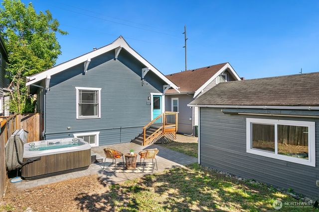 4329 5th Avenue NE, Seattle, WA 98105