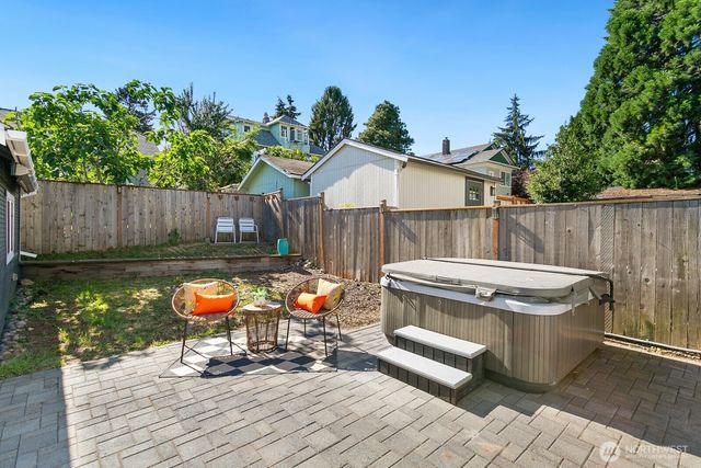 4329 5th Avenue NE, Seattle, WA 98105