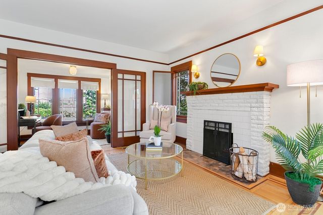 4329 5th Avenue NE, Seattle, WA 98105