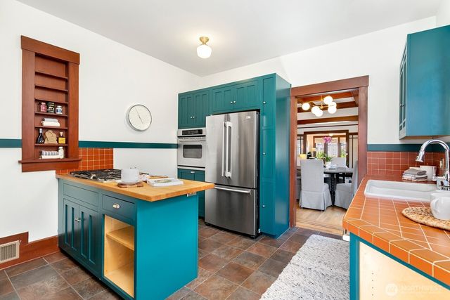 4329 5th Avenue NE, Seattle, WA 98105