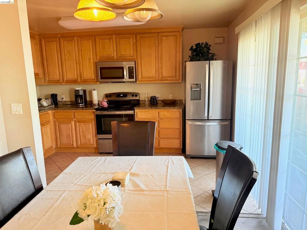 Image 6 of property listing at 650 Fargo Ave 1, San Leandro, CA 94579