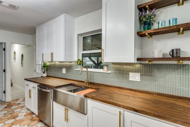 4221 Donnelly Avenue, Fort Worth, TX 76107