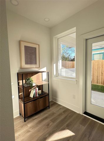 812 Elkhart Street B, Houston, TX 77091