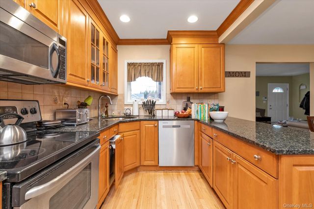 87 Powell Avenue, Merrick, NY 11566