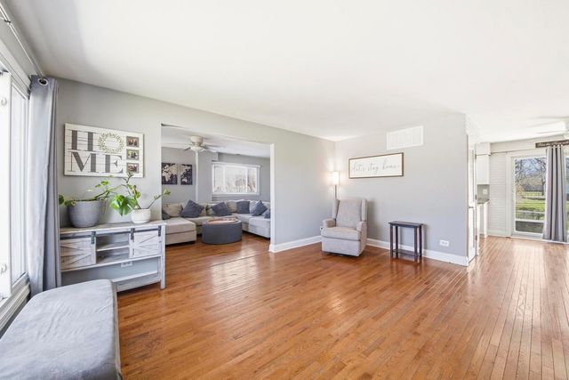 581 Charing Cross Road, Elk Grove Village, IL 60007