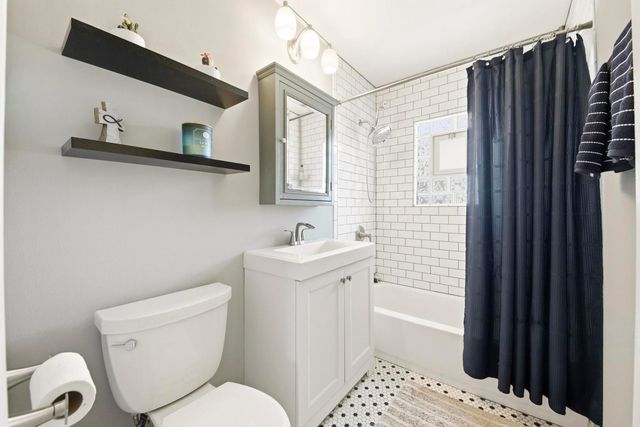 581 Charing Cross Road, Elk Grove Village, IL 60007