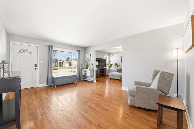 581 Charing Cross Road, Elk Grove Village, IL 60007