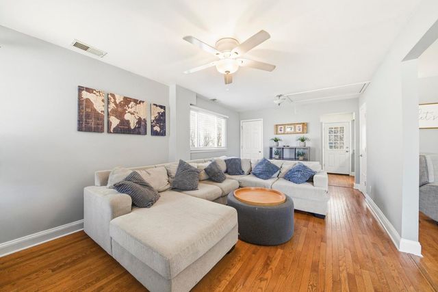 581 Charing Cross Road, Elk Grove Village, IL 60007