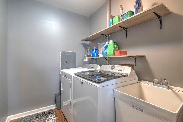 581 Charing Cross Road, Elk Grove Village, IL 60007