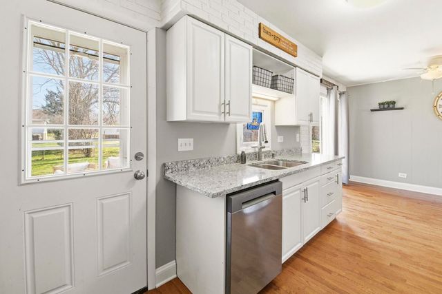 581 Charing Cross Road, Elk Grove Village, IL 60007