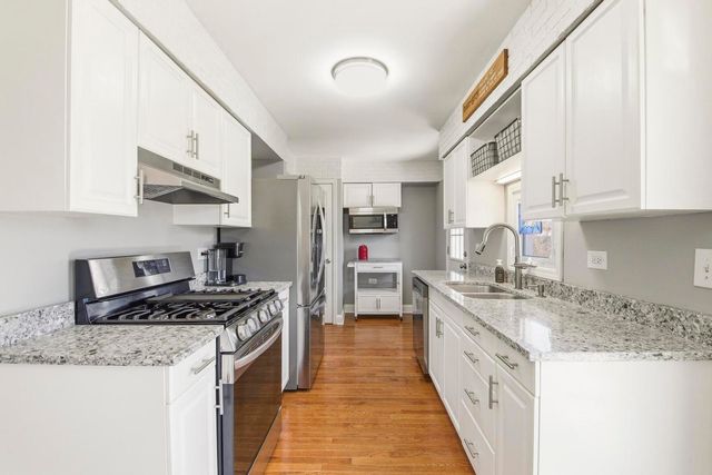 581 Charing Cross Road, Elk Grove Village, IL 60007