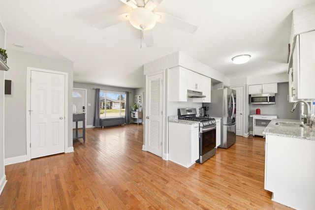 581 Charing Cross Road, Elk Grove Village, IL 60007