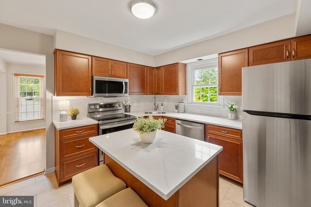 3110 WOODS COVE LN, Woodbridge, VA 22192