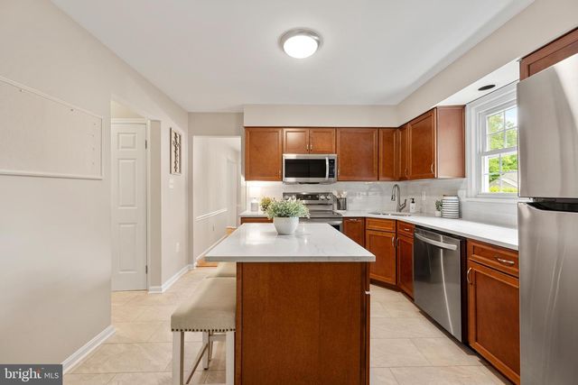 3110 WOODS COVE LN, Woodbridge, VA 22192