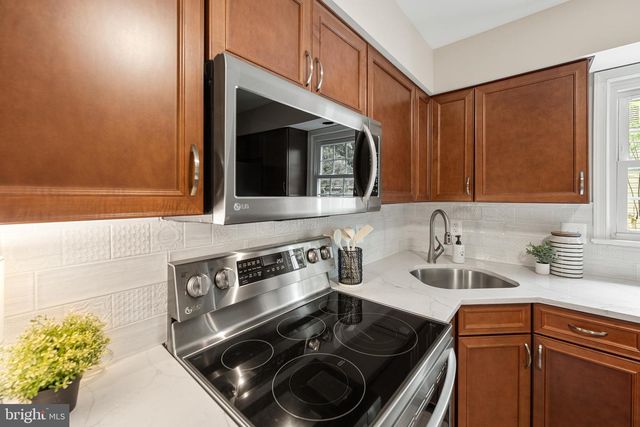 3110 WOODS COVE LN, Woodbridge, VA 22192