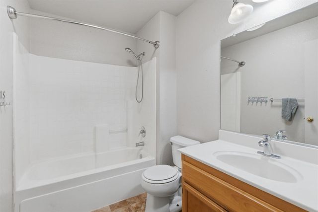 829 Grizzly Mesa Ct, Galt, CA 95632