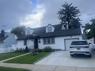 83 Woodbine Drive, Hicksville, NY 11801