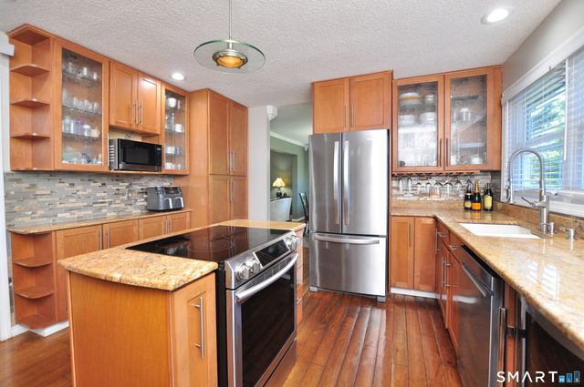 10 Breezy Knoll Drive, Bloomfield, CT 06002