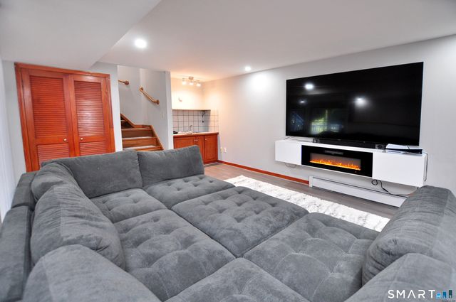 10 Breezy Knoll Drive, Bloomfield, CT 06002