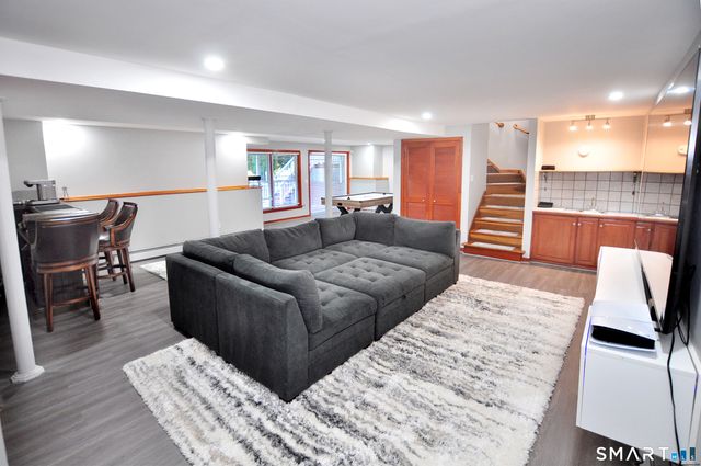 10 Breezy Knoll Drive, Bloomfield, CT 06002