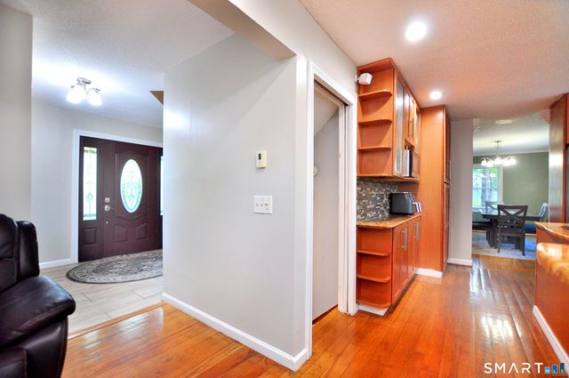 10 Breezy Knoll Drive, Bloomfield, CT 06002