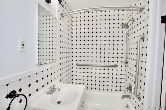 10 Tollgate Court 1, Lynbrook, NY 11563