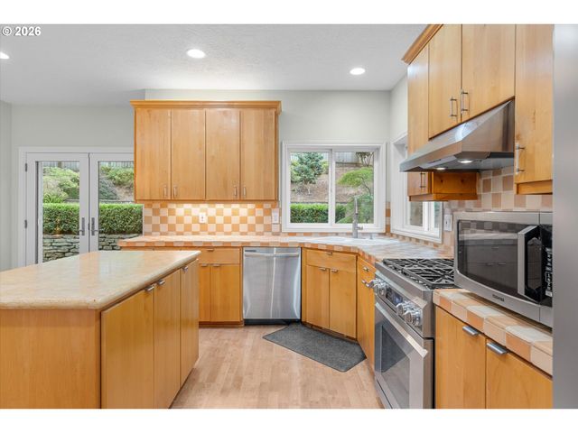 6248 BRIDGEVIEW Dr, West Linn, OR 97068