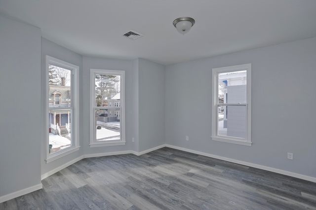 64 Thompson St, Springfield, MA 01109