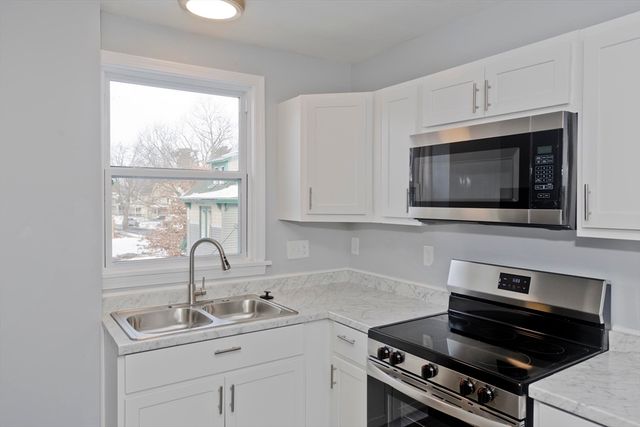64 Thompson St, Springfield, MA 01109