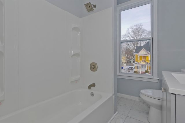 64 Thompson St, Springfield, MA 01109
