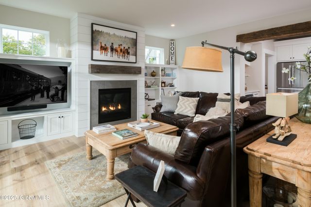 1 Pickett Lane, Rexford, NY 12148