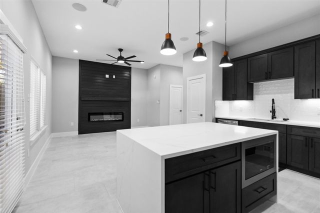 825 Paul Quinn Street B, Houston, TX 77091