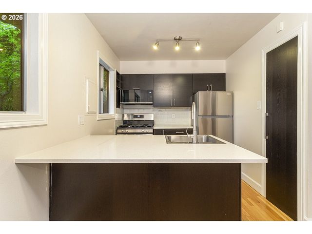 839 Sw BROADWAY Dr 71, Portland, OR 97201