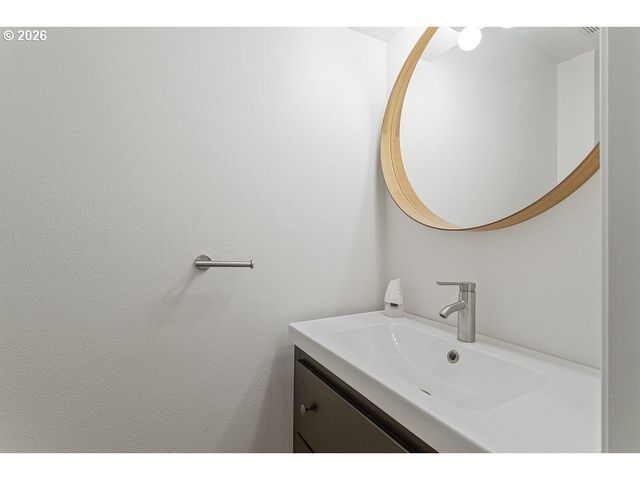 839 Sw BROADWAY Dr 71, Portland, OR 97201